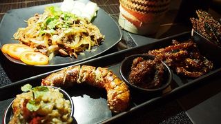 乾季は橋、雨季は船で行くお店