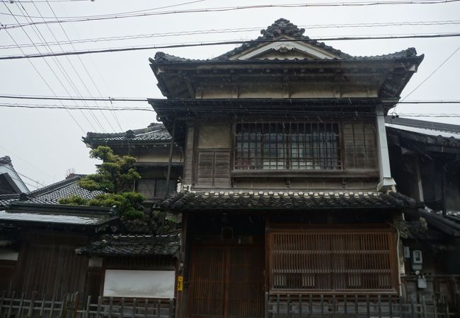 枡形の角に建つ大型の町屋建物です