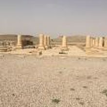 広い大地にわずかに残る宮殿遺跡。