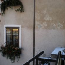 2002年の大洪水の痕跡が壁に残っています