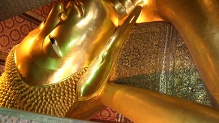 金色の巨大な涅槃仏