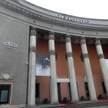 ソ連統治時代の建造物で、現在映画館として使われています