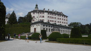 城跡のSchloss Ambrasは、絵画や装飾品が大量に展示されているので、お薦め。