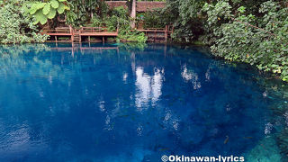 地元では、Nanda Blue Holeと呼ばれています