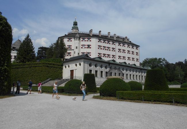 城跡のSchloss Ambrasは、絵画や装飾品が大量に展示されているので、お薦め。