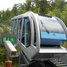 水色と黄色の２台が往復するようだが、単線で輸送力は小さい