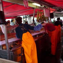 ぶら下がっているのは干しタラ