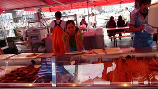 珍しい魚を見ながら食べ歩きを