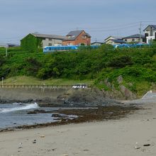 駐車場寄りの方からはJR八戸線の列車も見えました。