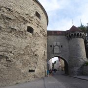 重厚な石積みの城壁入り口