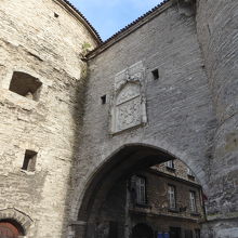 頑丈な作りで、銃口もある町の守りの門です。