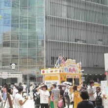 人気番組にちなんだ出店や屋台が並び、すごい人でした