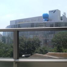 社屋の屋上にさりげなくドラえもんがいました。