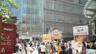 猛暑の中のイベントで大行列ができていました