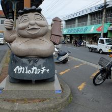 陸奥湊駅北口から出ると、イサバのカッチャ像の向こうにあります