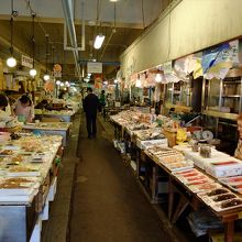 中に入ると、まず小分けにした海鮮のおかずを売るお店がズラリ。