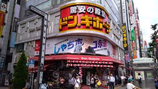 店が狭くいつも買い物客でごった返している