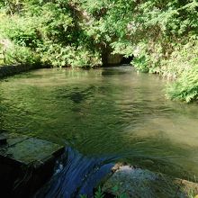 右奥に見える洞穴