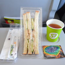 機内食はサンドイッチと飲み物だけ。アルコールはなし。