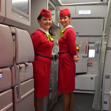 ロシア美女の乗務員さん。オバチャンはこの路線の主任さん！