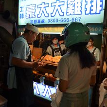 地元の人も行列を作っています。