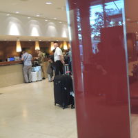 チェックインカウンター。団体客が到着した際はかなり混む時も！