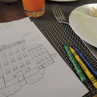 朝食ブッフェのキッズコーナーにあった塗り絵とクレヨン