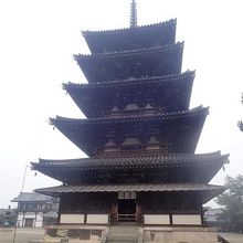 小雪の舞う五重塔