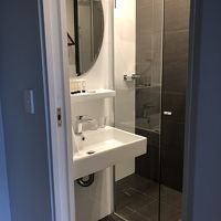 コンパクトなシャワールーム。とても清潔。