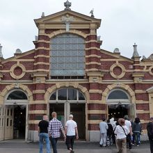 隣接する屋内市場