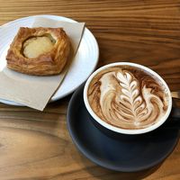 サービスのデニッシュとカプチーノ
