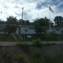 プーナムロン国境のタイ側に建てられた税関施設等の建物です。