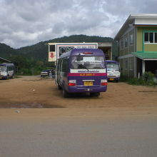 プーナムロン国境への路線バスと、関連して新設された３軒の建物