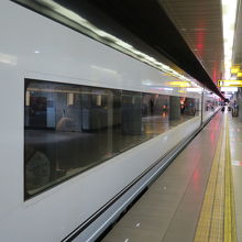 成田空港駅はホームも専用です。