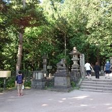 右奥に見えるのが墓