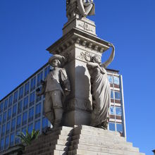 ヴィンツェンツォ ベッリーニの銅像
