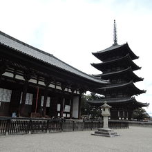 東金堂と五重塔です