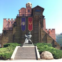 全景。周りは公園のようになっている。