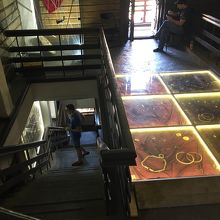 中の展示。階段あり。