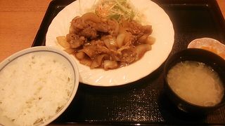 2018年７月15日現在、牛バラ焼き定食は1000円から1100円に値上がりしていました