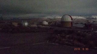 マウント ジョン山頂のアストロカフェ展望台から夜空を見上げます