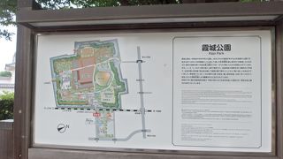 周囲を石垣と堀で囲まれた公園