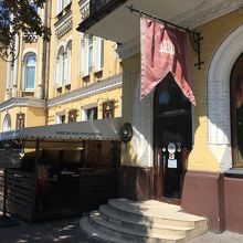 北側にはカフェなどがある