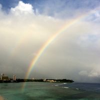 海面に落ちる虹