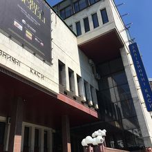 通りにある鉄道カッサ