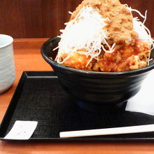 ライスより多い？山盛りサラダで食べごたえ十分「極ダレ丼」