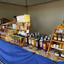 地元の養蜂家による露店