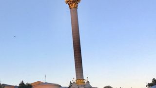 独立広場に立つ女神