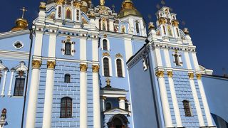 青の外壁と黄金のドームが美しく青空に映える