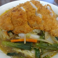 とんかつに加え野菜の具もタップリ！